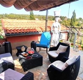 4 bedroom villa with pool in Maslinica, sleeps 8